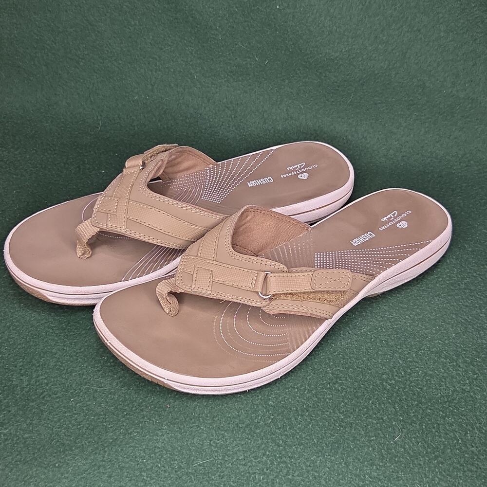 Clarks CloudSteppers Tan Flip Flop Sandals Pool Side Beach Shoes Womens Size 8